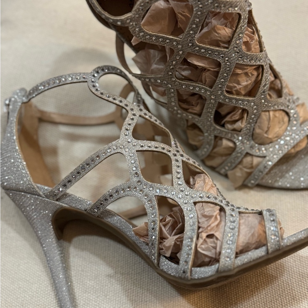 ZIGISOHO Women’s Daliyah Dress Stiletto’s Silver Rhinestone Heels SZ 8.5